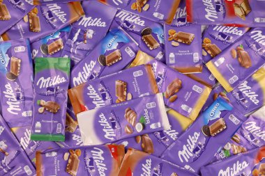 KHARKOV, UKRAINE - 8 ARALIK 2020: Mor Milka çikolatasının birçok paketi. Milka, uluslararası alanda Mondelez International tarafından üretilen bir İsviçre markası.