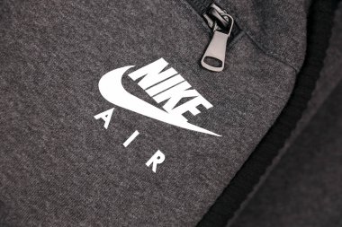 KHARKOV, UKRAINE - 20 ARALIK 2020: Gri spor giyim parçasına Nike hava logosu. Nike, giysi ve ayakkabı imalatı ve dünya çapında pazarlama yapan çok uluslu bir Amerikan şirketidir.