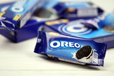 KHARKOV, UKRAINE - 8 Aralık 2020: Oreo sandviç kurabiyeleri ve mavi ürün kutuları beyaz masada. Oreo, Amerika 'da en çok satan kurabiye ve kremalı sandviç.