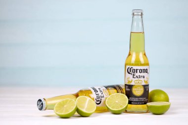 KHARKOV, UKRAINE - 9 Aralık 2020: limon dilimli Corona Ekstra Birası. Anheuser Busch InBev ile birlikte Grupo Modelo tarafından üretilen Corona, ABD 'nin en popüler ithal birasıdır.