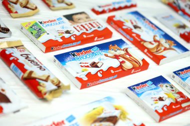 KHARKOV, UKRAINE - 8 Aralık 2020: Ferrero SpA tarafından üretilen birçok farklı ürün. Kinder, İtalyan çok uluslu imalatçı Ferrero 'nun bir markasıdır.