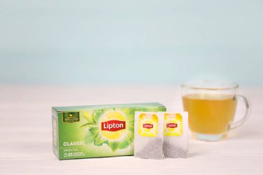 KHARKOV, UKRAINE - 8 ARALIK 2020 Lipton klasik yeşil çay poşetleri. Lipton, Unilever ve PepsiCo şirketlerine ait bir İngiliz çay markası.