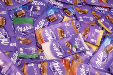 KHARKOV, UKRAINE - 8 ARALIK 2020: Mor Milka çikolatasının birçok paketi. Milka, uluslararası alanda Mondelez International tarafından üretilen bir İsviçre markası.