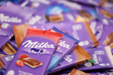 KHARKOV, UKRAINE - 8 ARALIK 2020: Mor Milka çikolatasının birçok paketi. Milka, uluslararası alanda Mondelez International tarafından üretilen bir İsviçre markası.