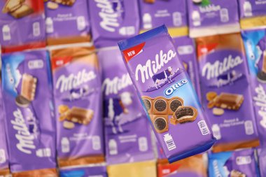 KHARKOV, UKRAINE - 8 ARALIK 2020: Mor Milka çikolatasının birçok paketi. Milka, uluslararası alanda Mondelez International tarafından üretilen bir İsviçre markası.