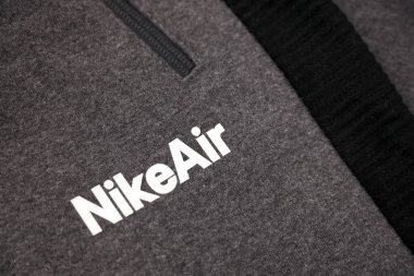 KHARKOV, UKRAINE - 20 ARALIK 2020: Gri spor giyim parçasına Nike hava logosu. Nike, giysi ve ayakkabı imalatı ve dünya çapında pazarlama yapan çok uluslu bir Amerikan şirketidir.