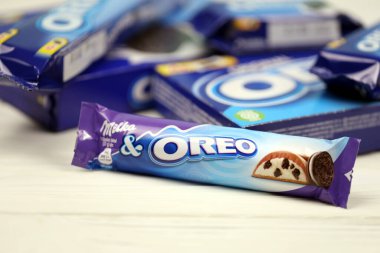 KHARKOV, UKRAINE - 8 Aralık 2020: Oreo sandviç kurabiyeleri ve mavi ürün kutuları beyaz masada. Oreo, Amerika 'da en çok satan kurabiye ve kremalı sandviç.