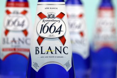 KHARKOV, UKRAINE - 8 Aralık 2020: beyaz masadaki bira şişeleri üzerinde Blanc logosu. 1664 Blanc, Fransız bira fabrikası Kronenbourg 'dan dünya çapında ihraç edilen buğday birasıdır.