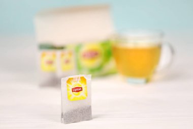 KHARKOV, UKRAINE - 8 ARALIK 2020 Lipton klasik yeşil çay poşetleri. Lipton, Unilever ve PepsiCo şirketlerine ait bir İngiliz çay markası.