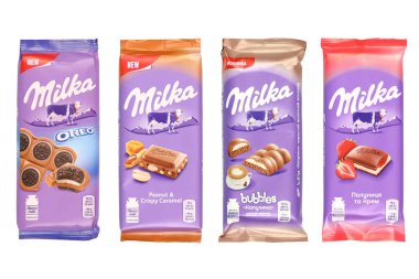 KHARKOV, UKRAINE - 8 Aralık 2020: Beyaz arka planda Mor Milka çikolataları. Milka, uluslararası alanda Mondelez International tarafından üretilen bir İsviçre markası.