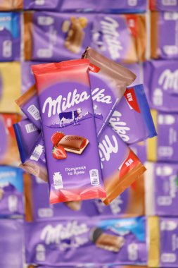 KHARKOV, UKRAINE - 8 ARALIK 2020: Mor Milka çikolatasının birçok paketi. Milka, uluslararası alanda Mondelez International tarafından üretilen bir İsviçre markası.