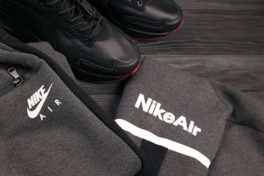 KHARKOV, UKRAINE - 20 ARALIK 2020: Nike marka giysiler ve ayakkabı takımı. Nike, giysi ve ayakkabı imalatı ve dünya çapında pazarlama yapan çok uluslu bir Amerikan şirketidir.