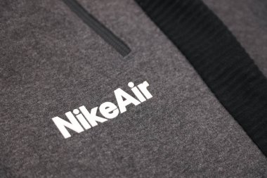 KHARKOV, UKRAINE - 20 ARALIK 2020: Gri spor giyim parçasına Nike hava logosu. Nike, giysi ve ayakkabı imalatı ve dünya çapında pazarlama yapan çok uluslu bir Amerikan şirketidir.