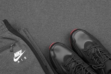 KHARKOV, UKRAINE - 20 ARALIK 2020: Nike marka giysiler ve ayakkabı takımı. Nike, giysi ve ayakkabı imalatı ve dünya çapında pazarlama yapan çok uluslu bir Amerikan şirketidir.