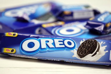 KHARKOV, UKRAINE - 8 Aralık 2020: Oreo sandviç kurabiyeleri ve mavi ürün kutuları beyaz masada. Oreo, Amerika 'da en çok satan kurabiye ve kremalı sandviç.