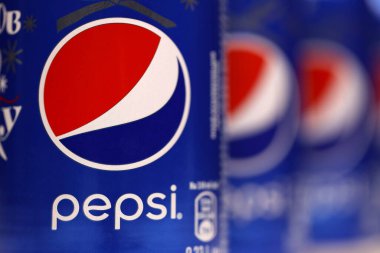 KHARKOV, UKRAINE - 8 Aralık 2020: Alüminyum Pepsi meşrubat kutuları yakın çekim. Pepsi, PepsiCo tarafından üretilen karbonatlı meşrubattır. Pepsi 1893 'te yaratıldı ve geliştirildi.