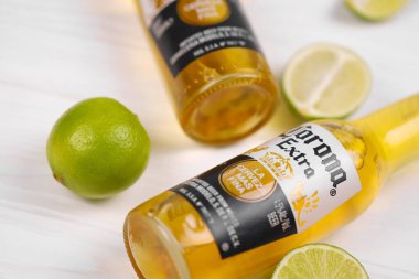 KHARKOV, UKRAINE - 9 Aralık 2020: limon dilimli Corona Ekstra Birası. Anheuser Busch InBev ile birlikte Grupo Modelo tarafından üretilen Corona, ABD 'nin en popüler ithal birasıdır.