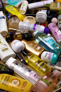 KHARKOV, UKRAINE - 2 Ocak 2021: Pek çok kişi farklı brendi dişileri için şişe ve kavanoz kullandı. Şampuan ve losyonlar için kaplar, kremler için teneke kutular ve yüz maskeleri