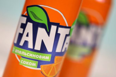KHARKOV, UKRAINE - 8 Aralık 2020: beyaz ahşap masada Fanta meşrubat kutuları. Fanta, 1940 yılında Almanya 'da The Coca-Cola Company tarafından üretilen karbonatlı meşrubat markasıdır.