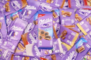 KHARKOV, UKRAINE - 8 ARALIK 2020: Mor Milka çikolatasının birçok paketi. Milka, uluslararası alanda Mondelez International tarafından üretilen bir İsviçre markası.