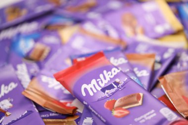 KHARKOV, UKRAINE - 8 ARALIK 2020: Mor Milka çikolatasının birçok paketi. Milka, uluslararası alanda Mondelez International tarafından üretilen bir İsviçre markası.