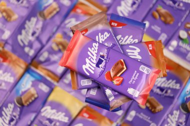 KHARKOV, UKRAINE - 8 ARALIK 2020: Mor Milka çikolatasının birçok paketi. Milka, uluslararası alanda Mondelez International tarafından üretilen bir İsviçre markası.