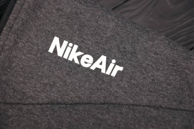 KHARKOV, UKRAINE - 20 ARALIK 2020: Gri spor giyim parçasına Nike hava logosu. Nike, giysi ve ayakkabı imalatı ve dünya çapında pazarlama yapan çok uluslu bir Amerikan şirketidir.