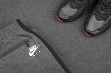 KHARKOV, UKRAINE - 20 ARALIK 2020: Nike marka giysiler ve ayakkabı takımı. Nike, giysi ve ayakkabı imalatı ve dünya çapında pazarlama yapan çok uluslu bir Amerikan şirketidir.