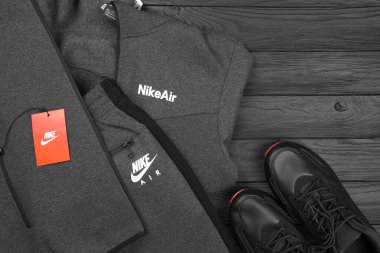 KHARKOV, UKRAINE - 20 ARALIK 2020: Nike marka giysiler ve ayakkabı takımı. Nike, giysi ve ayakkabı imalatı ve dünya çapında pazarlama yapan çok uluslu bir Amerikan şirketidir.
