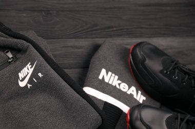 KHARKOV, UKRAINE - 20 ARALIK 2020: Nike marka giysiler ve ayakkabı takımı. Nike, giysi ve ayakkabı imalatı ve dünya çapında pazarlama yapan çok uluslu bir Amerikan şirketidir.