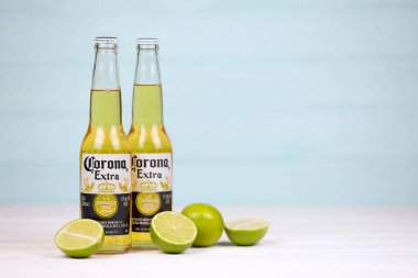 KHARKOV, UKRAINE - 9 Aralık 2020: limon dilimli Corona Ekstra Birası. Anheuser Busch InBev ile birlikte Grupo Modelo tarafından üretilen Corona, ABD 'nin en popüler ithal birasıdır.