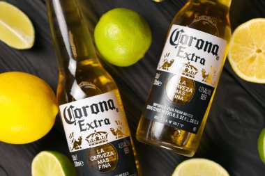 KHARKOV, UKRAINE - 9 Aralık 2020: limon dilimli Corona Ekstra Birası. Anheuser Busch InBev ile birlikte Grupo Modelo tarafından üretilen Corona, ABD 'nin en popüler ithal birasıdır.