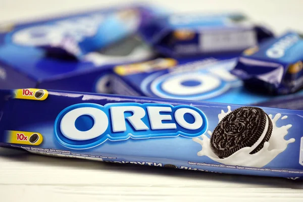 KHARKOV, UKRAINE - 8 Aralık 2020: Oreo sandviç kurabiyeleri ve mavi ürün kutuları beyaz masada. Oreo, Amerika 'da en çok satan kurabiye ve kremalı sandviç.