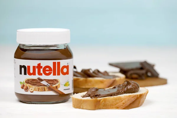 Kharkov Ucrânia Dezembro 2020 Vidro Nutella Pode Espalha Pão Acabado — Fotografia de Stock