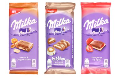 KHARKOV, UKRAINE - 8 Aralık 2020: Beyaz arka planda Mor Milka çikolataları. Milka, uluslararası alanda Mondelez International tarafından üretilen bir İsviçre markası.