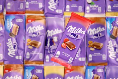 KHARKOV, UKRAINE - 8 ARALIK 2020: Mor Milka çikolatasının birçok paketi. Milka, uluslararası alanda Mondelez International tarafından üretilen bir İsviçre markası.