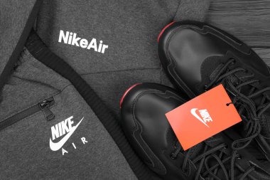 KHARKOV, UKRAINE - 20 ARALIK 2020: Nike marka giysiler ve ayakkabı takımı. Nike, giysi ve ayakkabı imalatı ve dünya çapında pazarlama yapan çok uluslu bir Amerikan şirketidir.