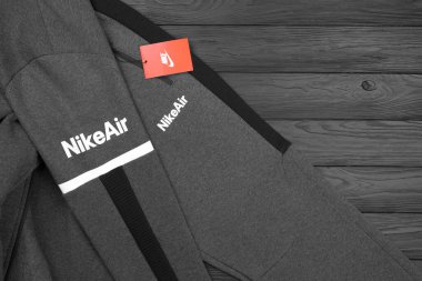 KHARKOV, UKRAINE - 20 ARALIK 2020: Nike marka spor giysi seti. Nike, giysi ve ayakkabı imalatı ve dünya çapında pazarlama yapan çok uluslu bir Amerikan şirketidir.