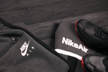 KHARKOV, UKRAINE - 20 ARALIK 2020: Nike marka giysiler ve ayakkabı takımı. Nike, giysi ve ayakkabı imalatı ve dünya çapında pazarlama yapan çok uluslu bir Amerikan şirketidir.