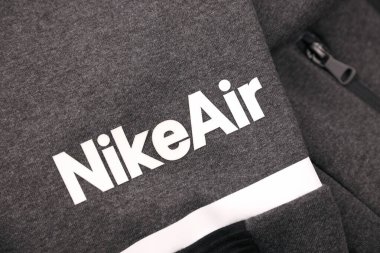 KHARKOV, UKRAINE - 20 ARALIK 2020: Gri spor giyim parçasına Nike hava logosu. Nike, giysi ve ayakkabı imalatı ve dünya çapında pazarlama yapan çok uluslu bir Amerikan şirketidir.