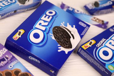 KHARKOV, UKRAINE - 8 Aralık 2020: Oreo sandviç kurabiyeleri ve mavi ürün kutuları beyaz masada. Oreo, Amerika 'da en çok satan kurabiye ve kremalı sandviç.