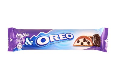 KHARKOV, UKRAINE - 8 Aralık 2020: beyaz arka planda Oreo ve Milka çikolataları. Oreo, Mondelez International 'ın Nabisco bölümü tarafından üretilen bir üründür.