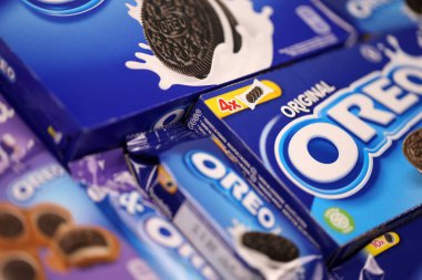KHARKOV, UKRAINE - 8 Aralık 2020: Oreo sandviç kurabiyeleri ve mavi ürün kutuları beyaz masada. Oreo, Amerika 'da en çok satan kurabiye ve kremalı sandviç.