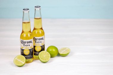 KHARKOV, UKRAINE - 9 Aralık 2020: limon dilimli Corona Ekstra Birası. Anheuser Busch InBev ile birlikte Grupo Modelo tarafından üretilen Corona, ABD 'nin en popüler ithal birasıdır.