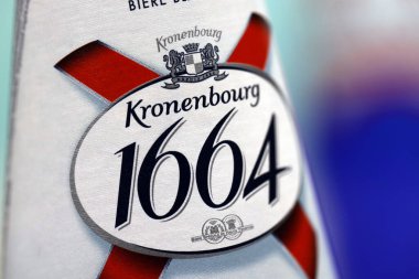 KHARKOV, UKRAINE - 8 Aralık 2020: beyaz masadaki bira şişeleri üzerinde Blanc logosu. 1664 Blanc, Fransız bira fabrikası Kronenbourg 'dan dünya çapında ihraç edilen buğday birasıdır.