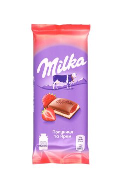 KHARKOV, UKRAINE - 8 Aralık 2020: Beyaz arka planda Mor Milka çikolatası. Milka, uluslararası alanda Mondelez International tarafından üretilen bir İsviçre markası.
