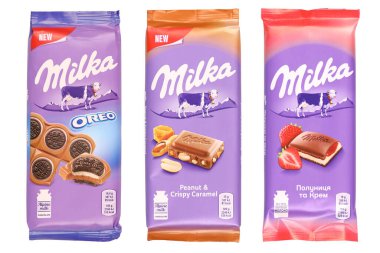 KHARKOV, UKRAINE - 8 Aralık 2020: Beyaz arka planda Mor Milka çikolataları. Milka, uluslararası alanda Mondelez International tarafından üretilen bir İsviçre markası.