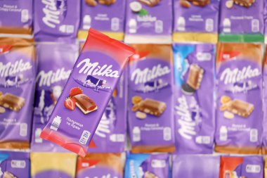 KHARKOV, UKRAINE - 8 ARALIK 2020: Mor Milka çikolatasının birçok paketi. Milka, uluslararası alanda Mondelez International tarafından üretilen bir İsviçre markası.