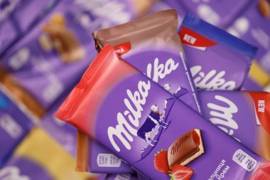 KHARKOV, UKRAINE - 8 ARALIK 2020: Mor Milka çikolatasının birçok paketi. Milka, uluslararası alanda Mondelez International tarafından üretilen bir İsviçre markası.