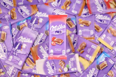 KHARKOV, UKRAINE - 8 ARALIK 2020: Mor Milka çikolatasının birçok paketi. Milka, uluslararası alanda Mondelez International tarafından üretilen bir İsviçre markası.